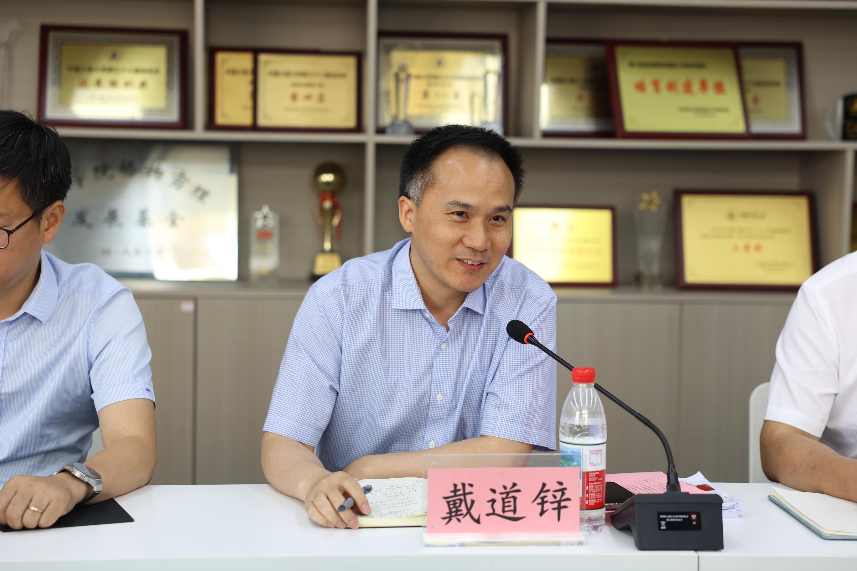 7月9日,校党委副书记、副校长(主持行政日常工作)戴道锌到理学院调研指导