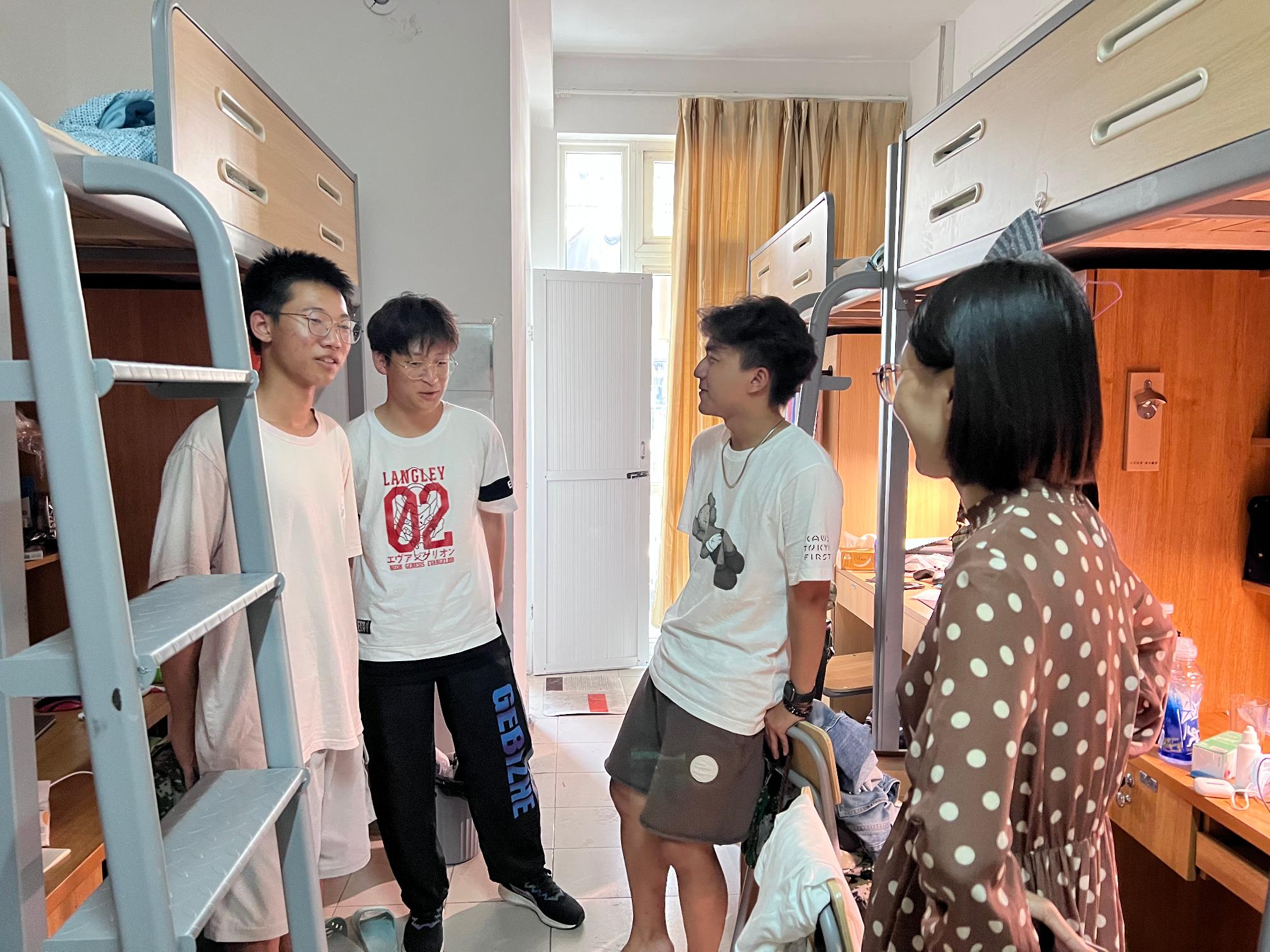 理学院领导走访学生寝室