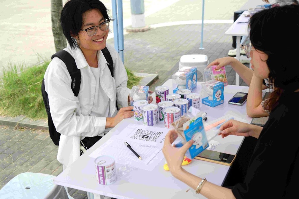 同学们来到活动现场与活动工作人员交换联系方式、领取盆栽