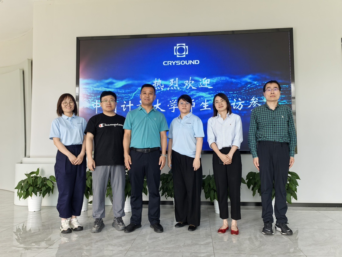 与公司领导合影