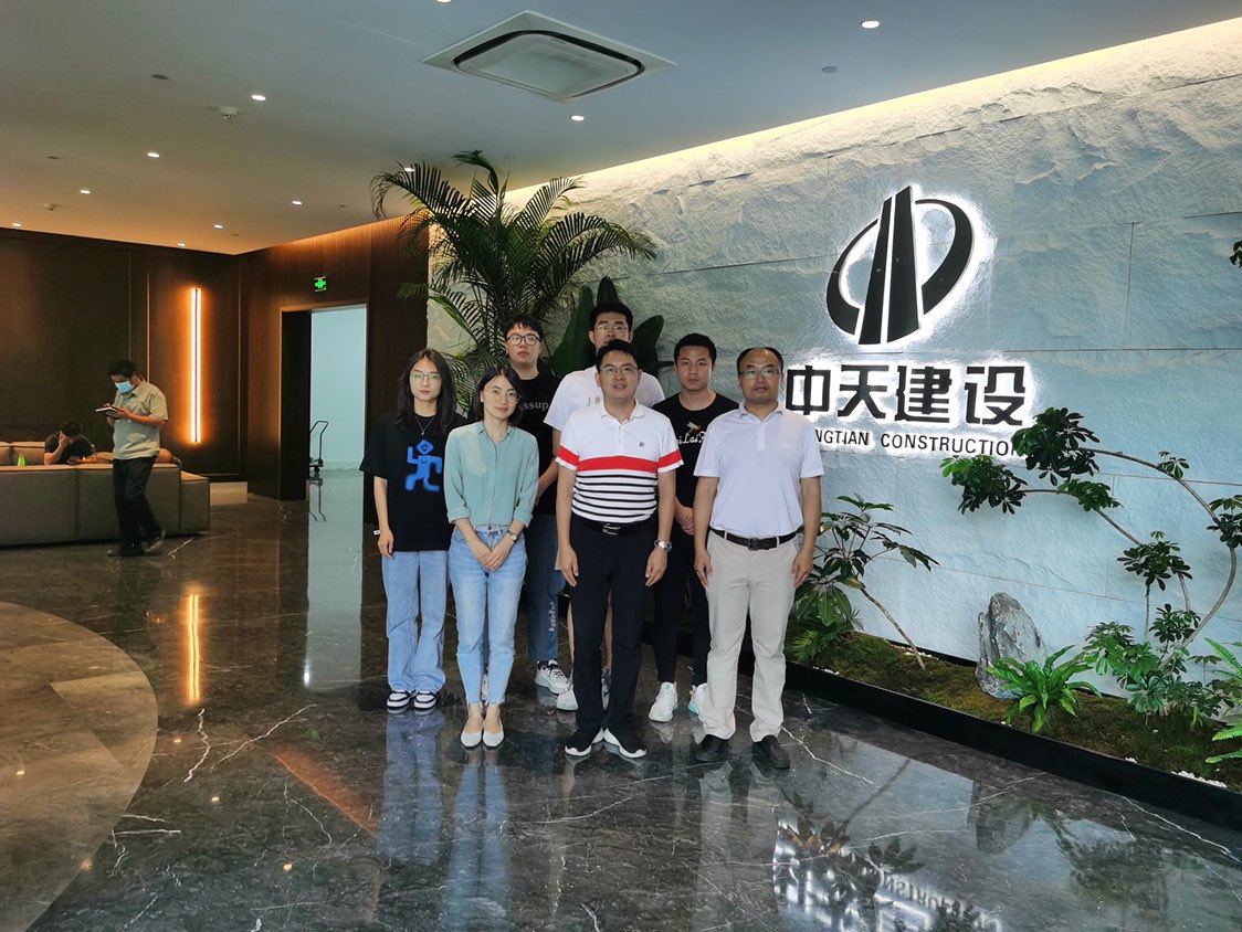 浙江中天恒筑钢构有限公司领导与理学院师生合影