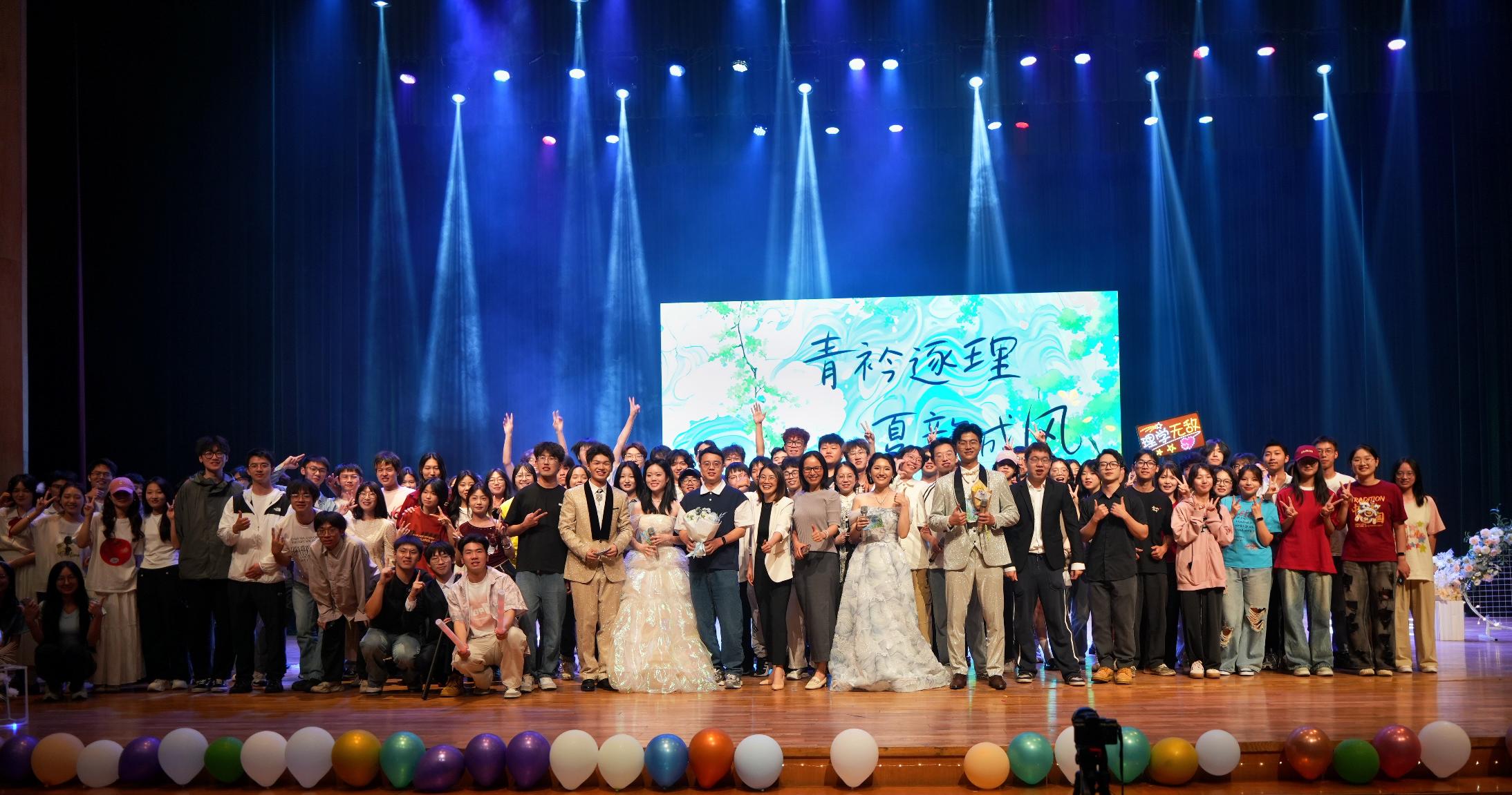 毕业生晚会合照