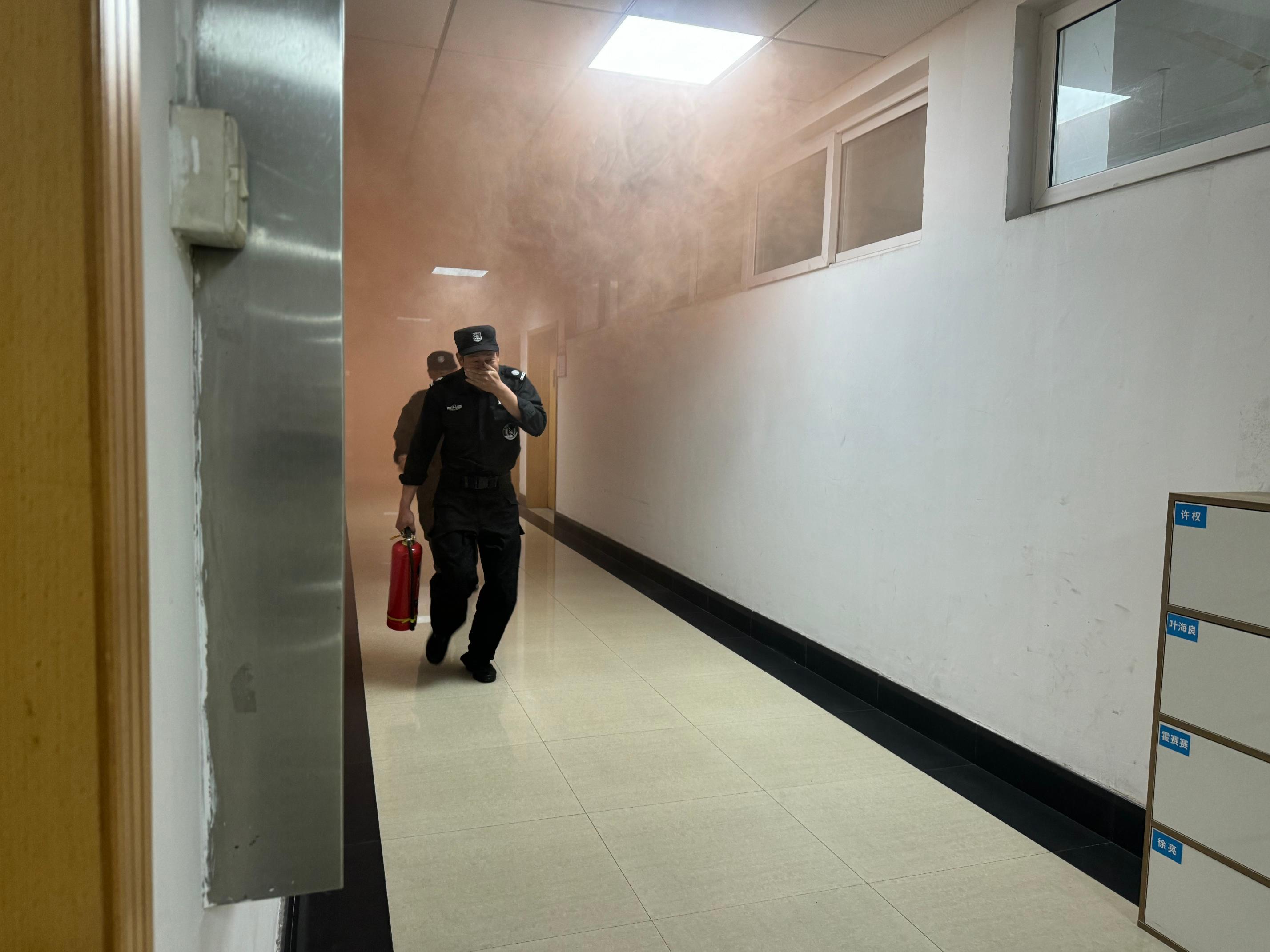 放烟雾现场图片