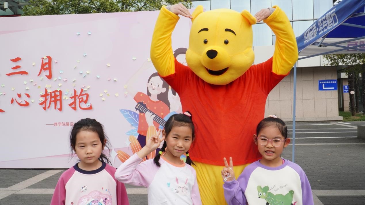 路过的小朋友加入活动